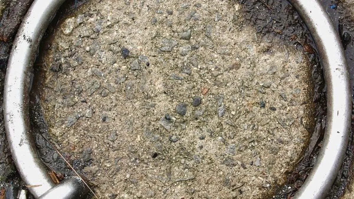 陪伴一个难过的人，可以先少说一点相关心理健康场景