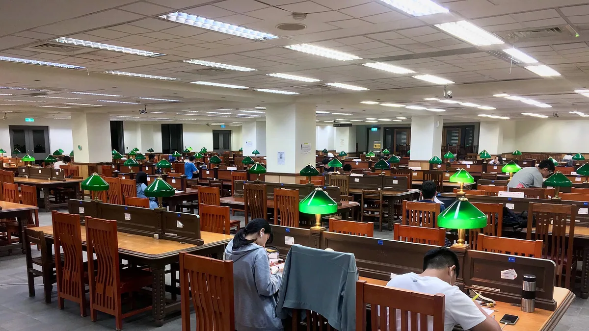 职场心理，会议余波，社交尴尬相关真实生活场景