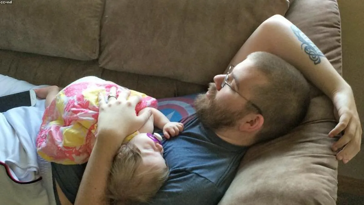 孩子半夜哭闹要穿睡袋父母如何安抚焦虑相关心理健康场景